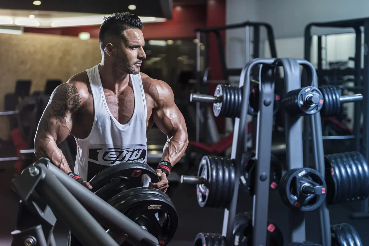 Un client s'entraîne sur des appareils de musculation Telju dans la salle de fitness d'un hôtel