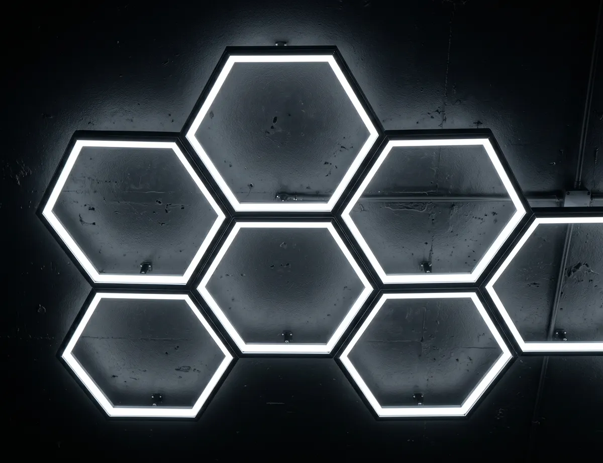 Éclairage LED hexagonal pour l'espace fitness d'hôtel — conception lumière Telju