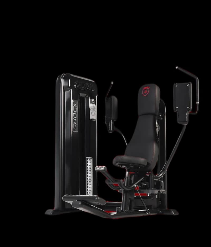 Salle de fitness dans l'hôtel — machine Telju aux couleurs maison de l'établissement