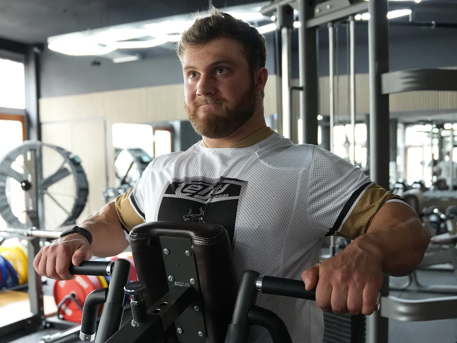 Athlète sur une machine de bodybuilding Telju Heavy Stack en salle