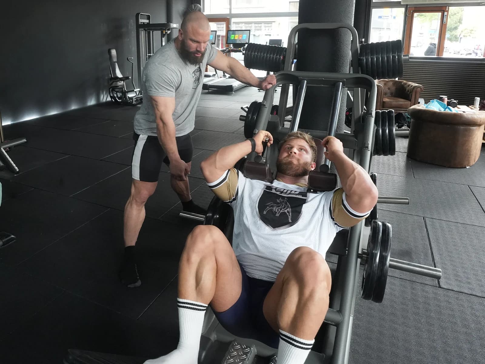 Entraînement sur une machine Plate Loaded Telju PEAK dans une salle