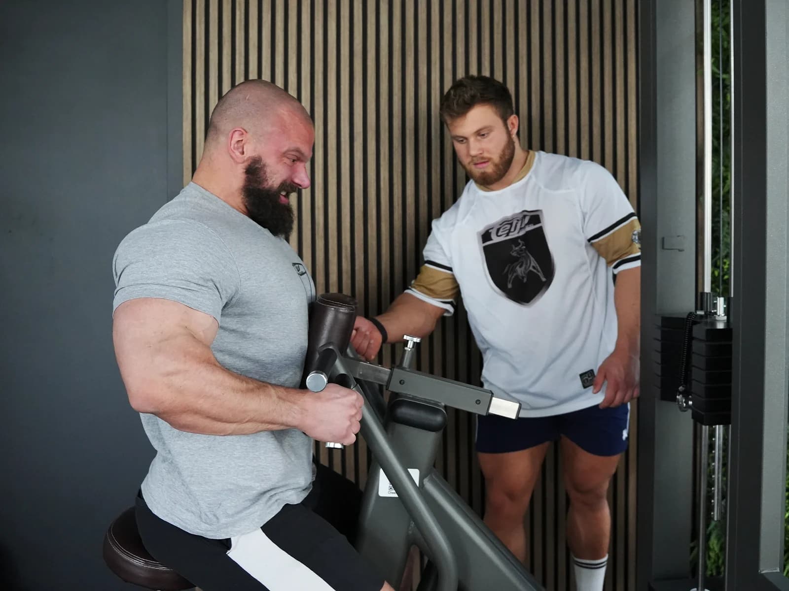 Entraînement sur une machine à câbles Telju SHOCK dans la salle de l'hôtel