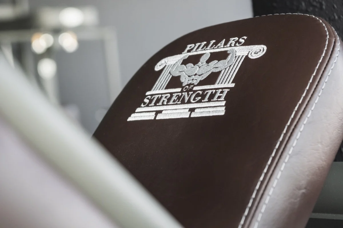 Logo brodé dans le cuir du rembourrage : Telju applique votre branding hôtelier sur chaque appareil